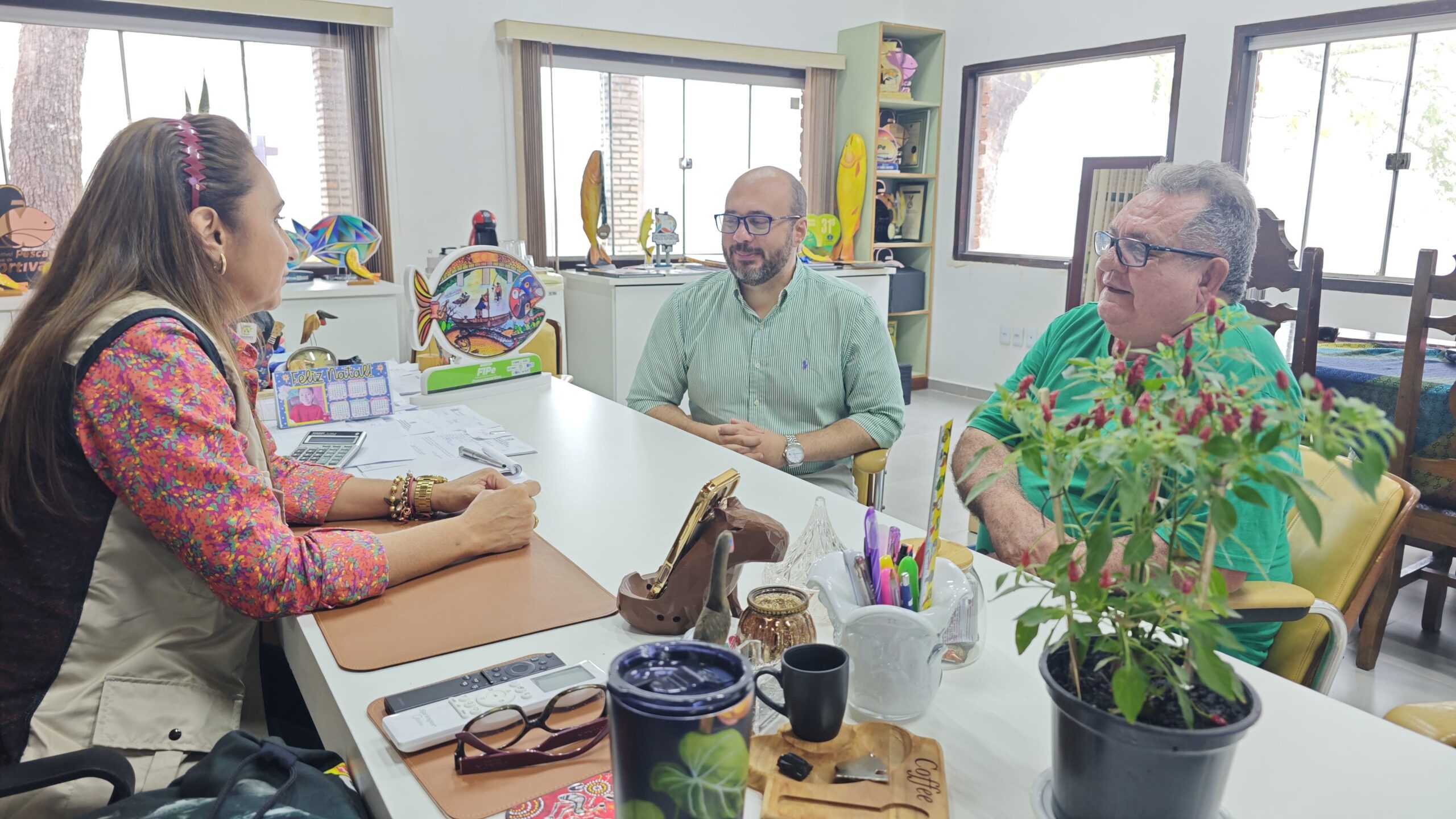 Prefeita Eliene e Alessandra Castilho recebem o secretário estadual Dr. Leonardo durante visita técnica ao FIPe